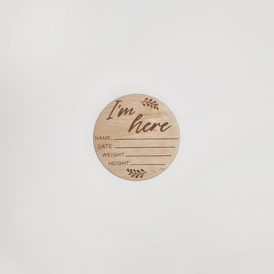 "I'm here" Wooden birth announcement disc - Leaf
